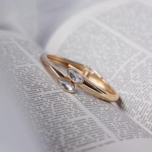 Brazalete rígido con zirconias en punta
