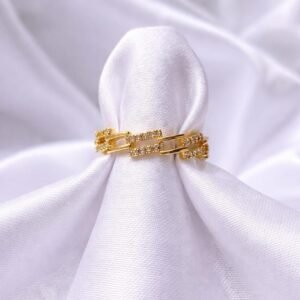 Anillo moderno con eslabones entrelazados
