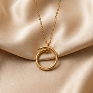 Collar dorado con dije circular