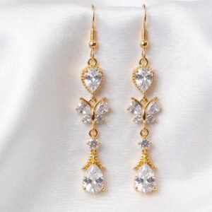 Aretes colgantes con cristales en forma de gota