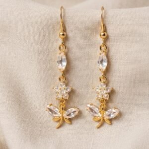 Aretes largos con diseño floral y libélula