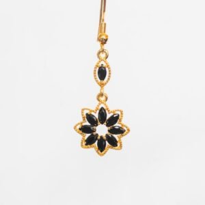 Arete con flor negra y detalles dorados